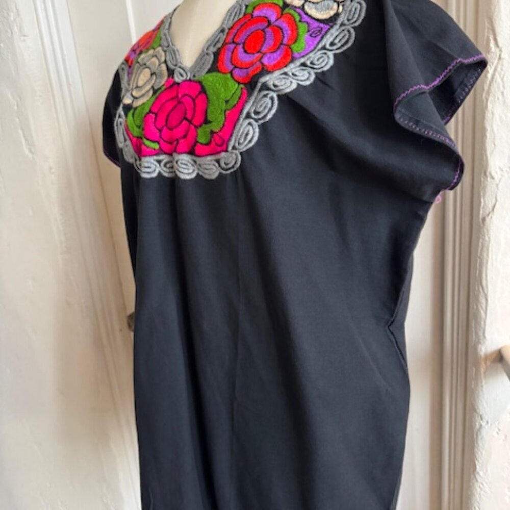 Mexican Vintage Bohemian Black with Vibrant Embroidered Flowers Bouse Size XL - Picture 5 of 7